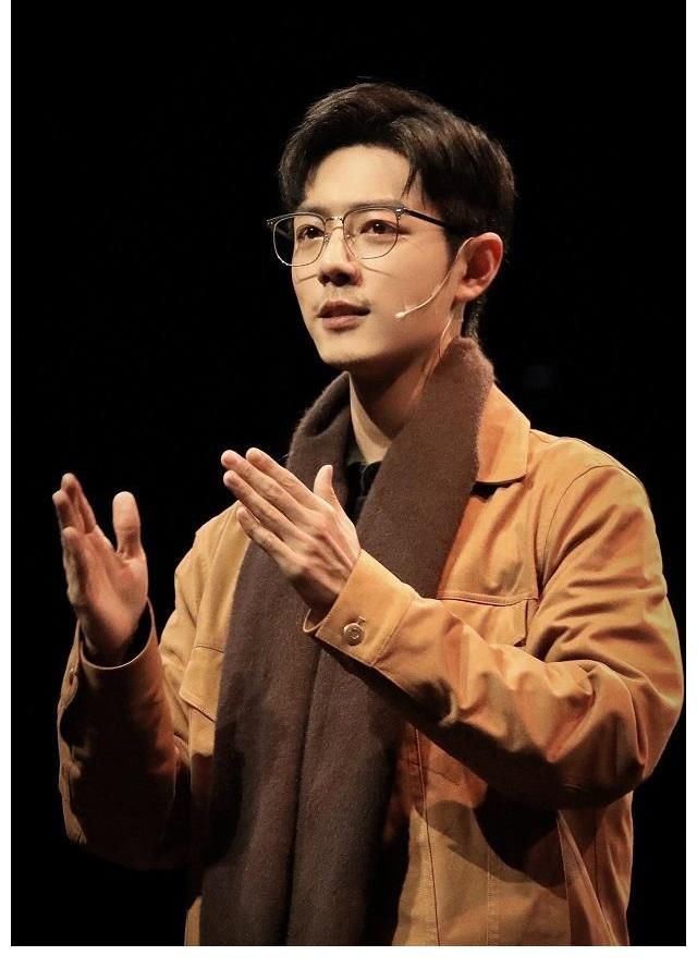 舞台|肖战出圈之舞台获业内高度赞赏：他在演绎自己，将观众带入异时空