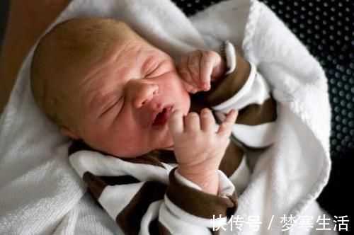 生育|新生儿手拽避孕环顺产出生,我命由我不由天,谁也阻挡不了我来这个世界