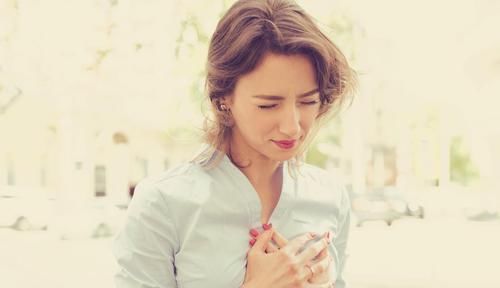 患有高血压|女人如果忽视了高血压，真不是开玩笑，有一些并发症太致命