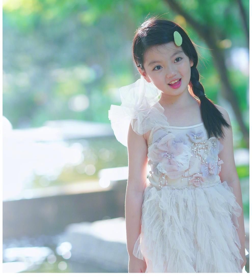 面对镜头|9岁阿拉蕾近照认不出,时隔3年骑董力脖子,董力:你长大了,我也老了