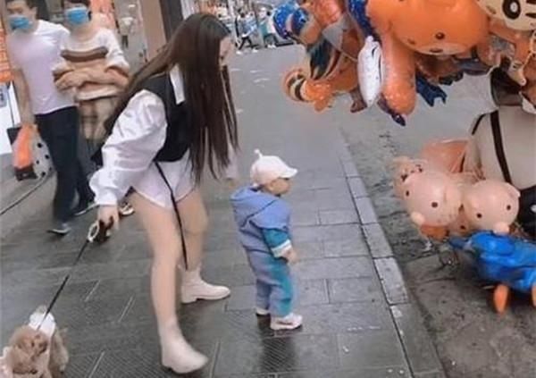 遛狗|“大力士”小姨火了,一手遛狗一手拎娃,网友:想当小姨夫