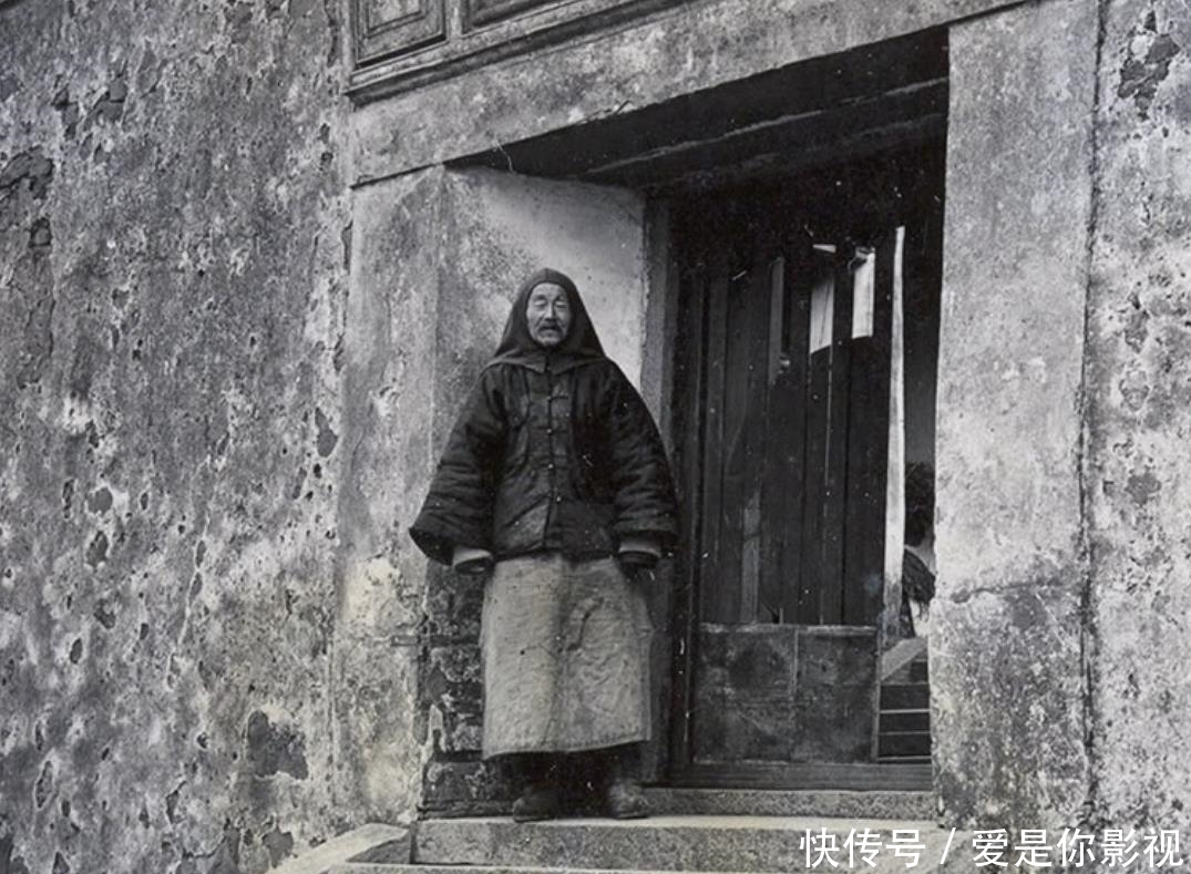运河|晚清老照片:寺庙台阶上的老人,运河两岸的房屋