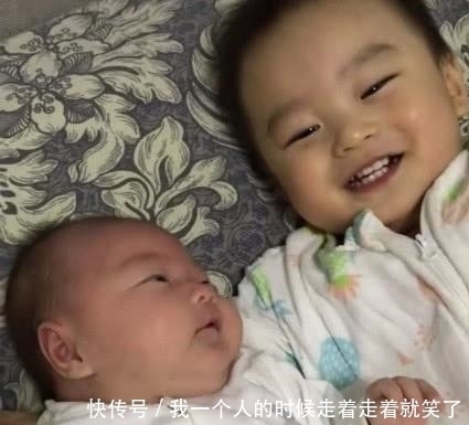 骗生|骗生二胎系列:哥哥偷亲妹妹,俩人接下来的表情不一般,逗笑宝妈