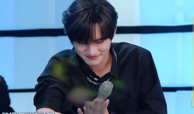 李维嘉|张雨绮上《快本》不避嫌，双手拉住丁程鑫，他的反应暴露男团素质