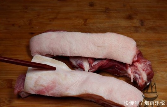 猪毛不火烤,不用手剃,学会一招,包你猪皮上的猪毛一根不见!