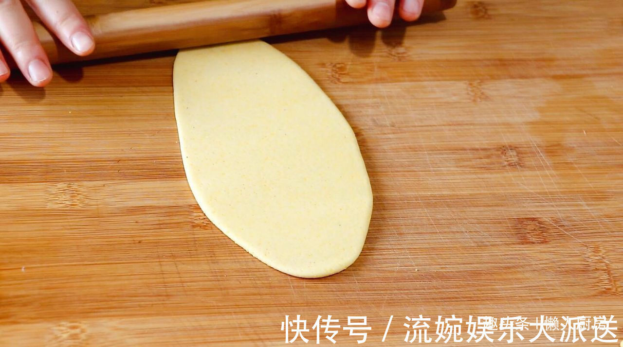 不用蒸,不用烤,教你做玉米面棒棒馍,皮松软可口,底焦黄酥脆