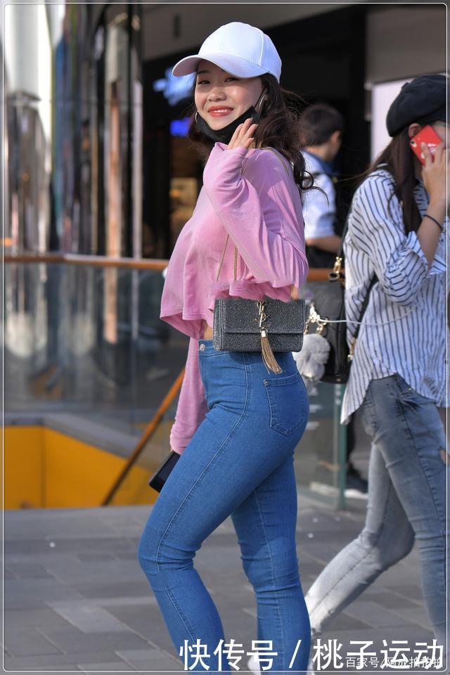 牛仔裤|粉色上衣搭配紧身牛仔裤,清新又时尚,魅力无限