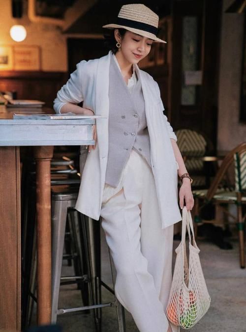 真正有品位的女人，尽量少穿黑裤子！学三木这样穿，时髦又好看