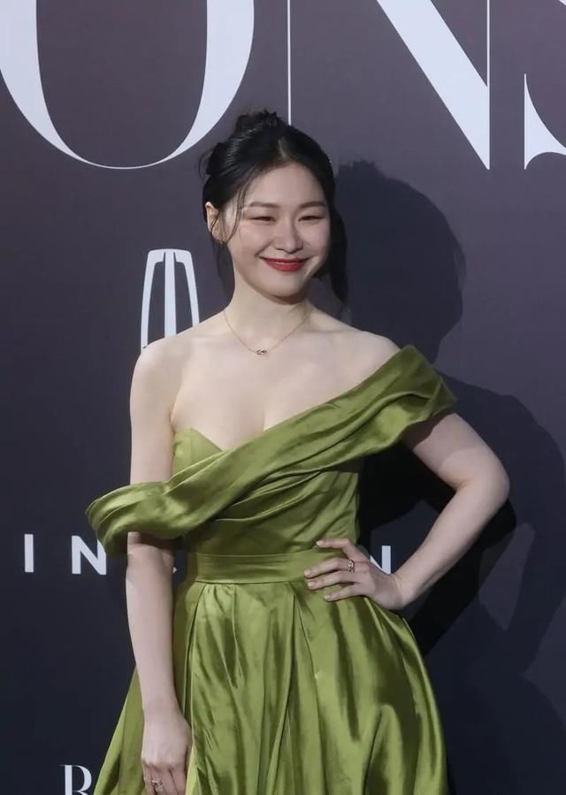 潜力股|金靖原来也是“潜力股”，礼裙上身女神范满满，以往真是小瞧了她