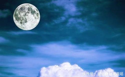 多情明月洒东墙,拥蟾光,理红妆