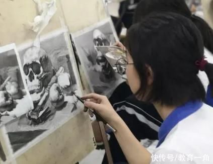 美术@初中生“画鸡腿”,原本以为是画着玩玩,最后却令同桌直流口水