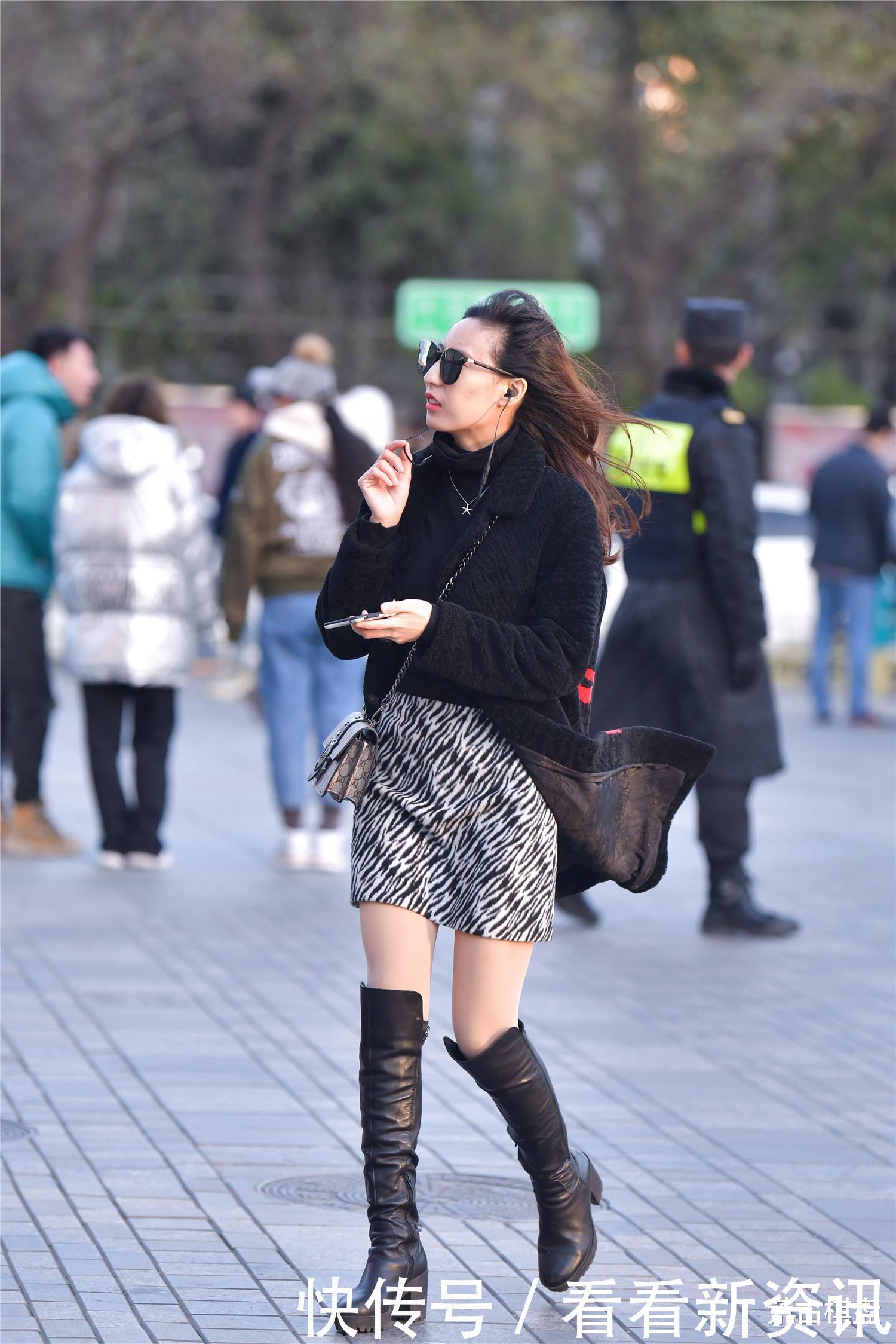 呢子大衣|冬季穿搭要有层次感,斑马纹短裙和呢子大衣,显身材比例还有风度