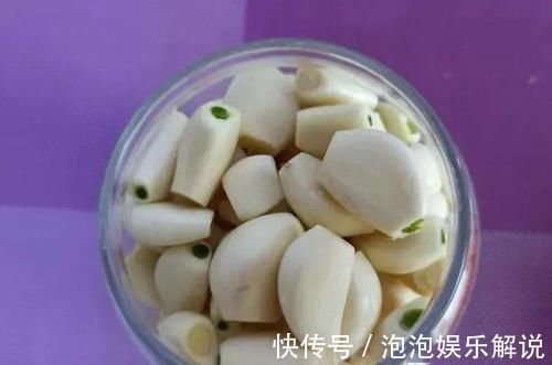 嘎嘣脆|快速腌腊八蒜,一天就变绿,各个嘎嘣脆