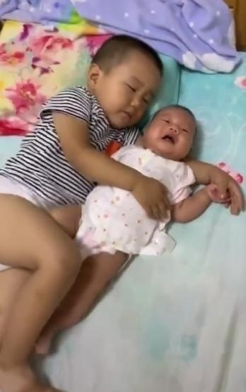 入睡|哥哥帮妈妈哄妹妹睡觉,结果成功哄睡自己,妈妈看到后哭笑不得