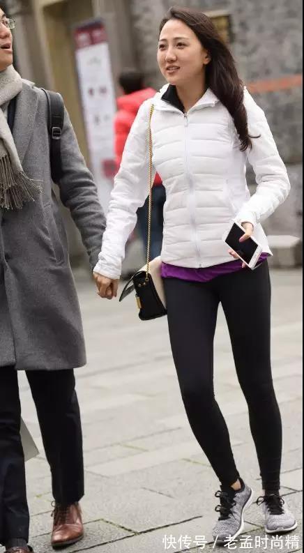 性感 街拍:风风韵韵穿瑜伽裤性感的美妇