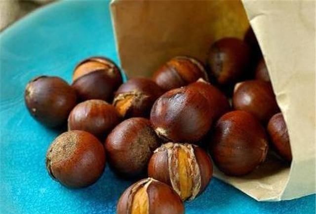 零食|女生宁愿挨饿,也不要轻易吃这4种零食,看似寡淡,实际热量很高