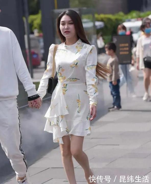 长袖 高腰式的设计,腰线非常明显,裙子有时尚的荷叶边形,清新自然