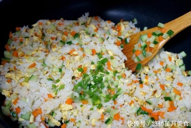 这样炒蛋炒饭十分好吃,而且极其简单,没那么复杂