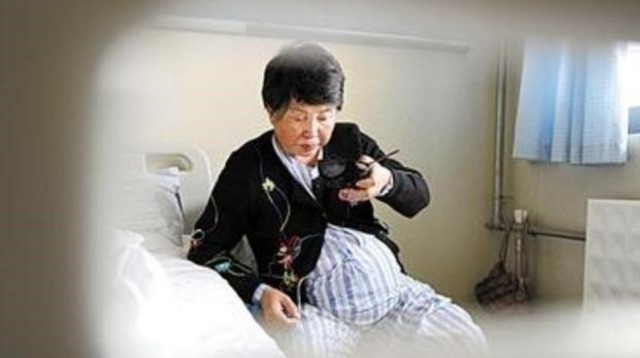 高龄|晚年丧女,6旬老人不听劝告生双胞胎女儿,11年过去,现怎样了