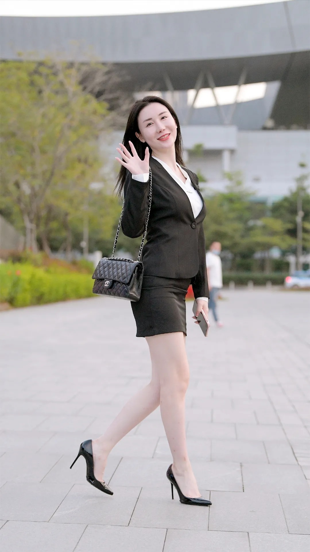 姐们|街拍:姐们穿上工装制服,举手投足尽显女性的魅力,充满了女人味