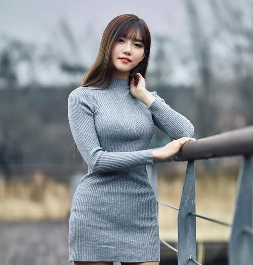 街拍小姐姐穿一款时尚的裙子,随意穿搭都不会觉得俗气