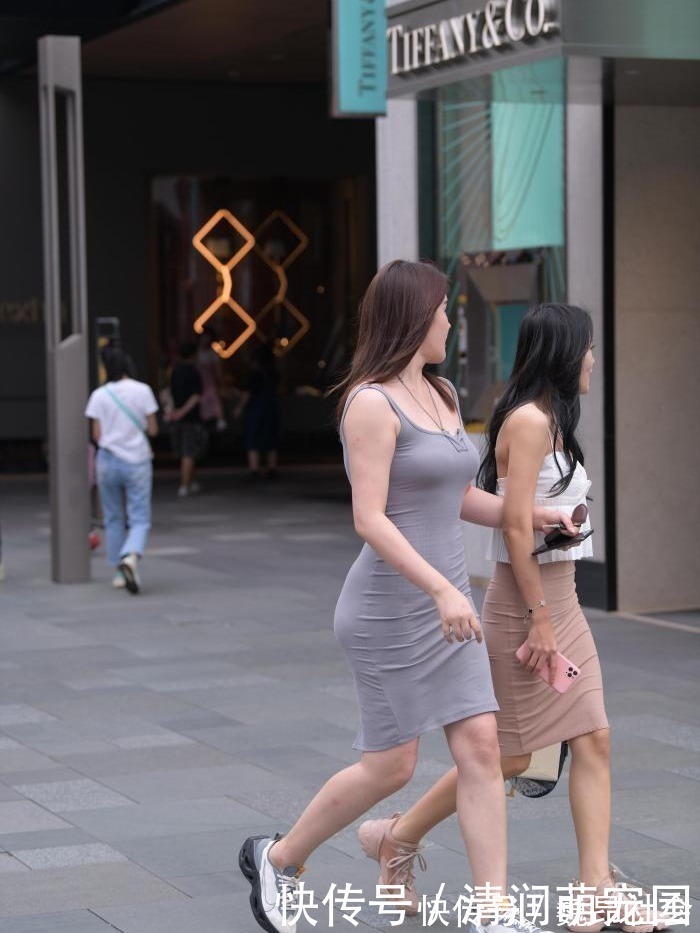灰色|时尚感十足的女神,一件灰色修身连衣裙,肉感十足的优雅范