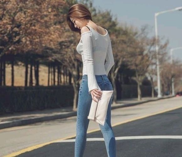 街拍,穿性感的牛仔裤,亭亭玉立的迷人身材,怎么能不心动!