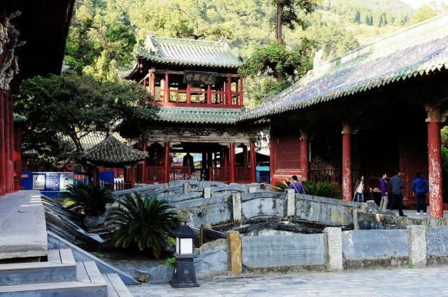 中年|四川一座寺庙，是保存完好的宫殿式寺院建筑群