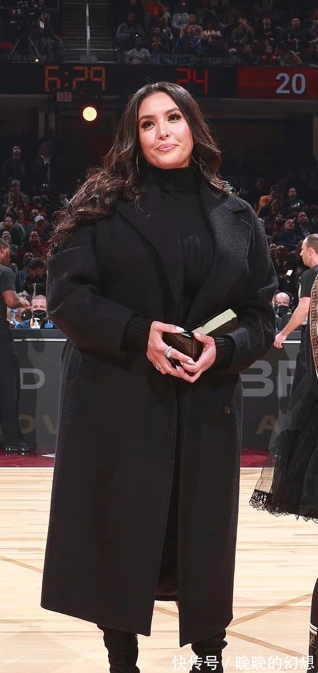 布莱恩|科比的39岁遗孀现身NBA现场全黑造型显得太壮实,与保罗深情拥抱