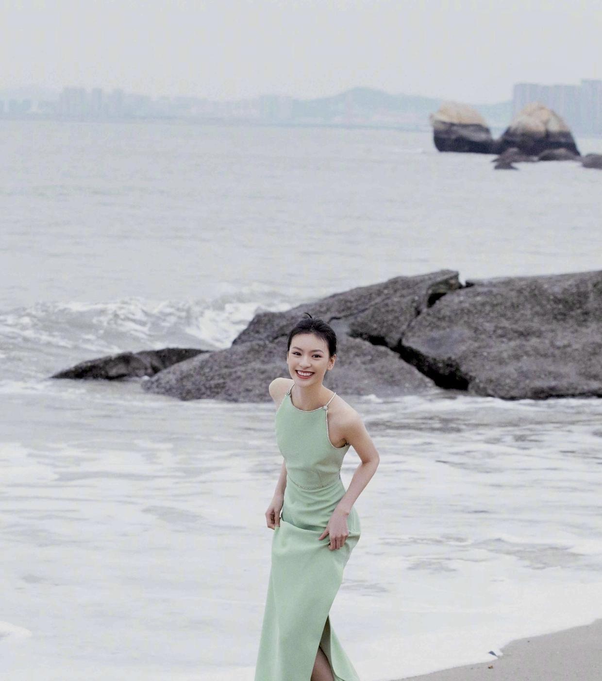 花苞裙|邱天22岁就这么美！穿黑色与玫红色拼接抹胸复古花苞裙，高级时髦