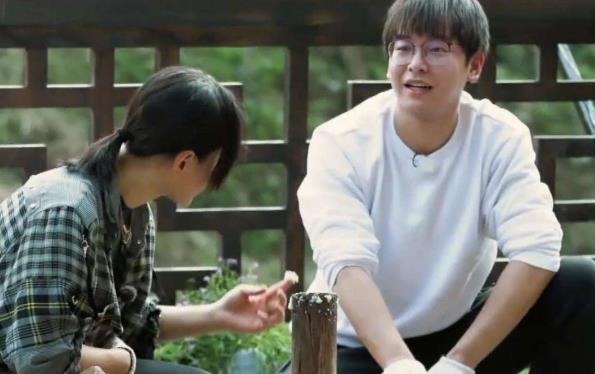 他是唯一一个全程没干活的人，不但没被骂，还受到了观众的称赞