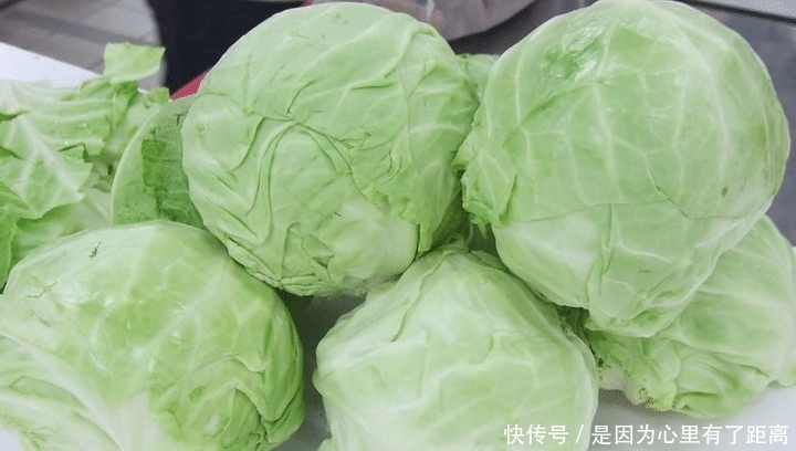 包菜炒粉条时,不要直接下锅炒,多加一步,鲜香入味,超下饭