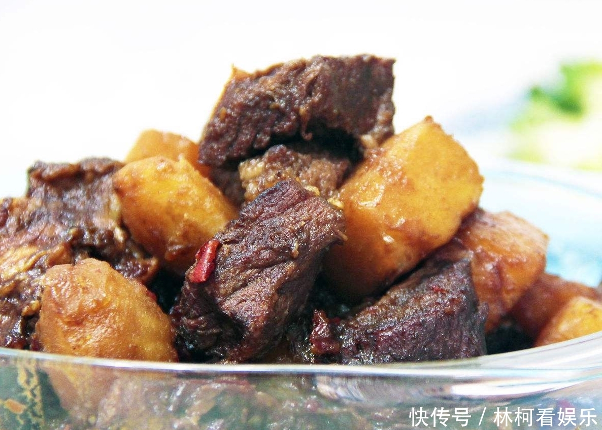 向锅里面加|土豆炖牛肉这样做,牛肉不柴不腥膻,比饭店做的还好吃
