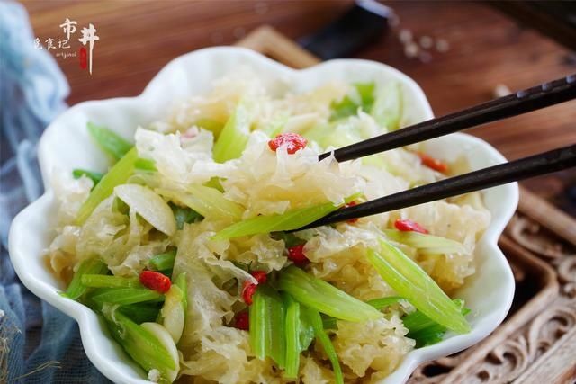 芹菜|秋季，银耳和芹菜是绝配菜，入秋后要常吃，很多人还不知道有啥用