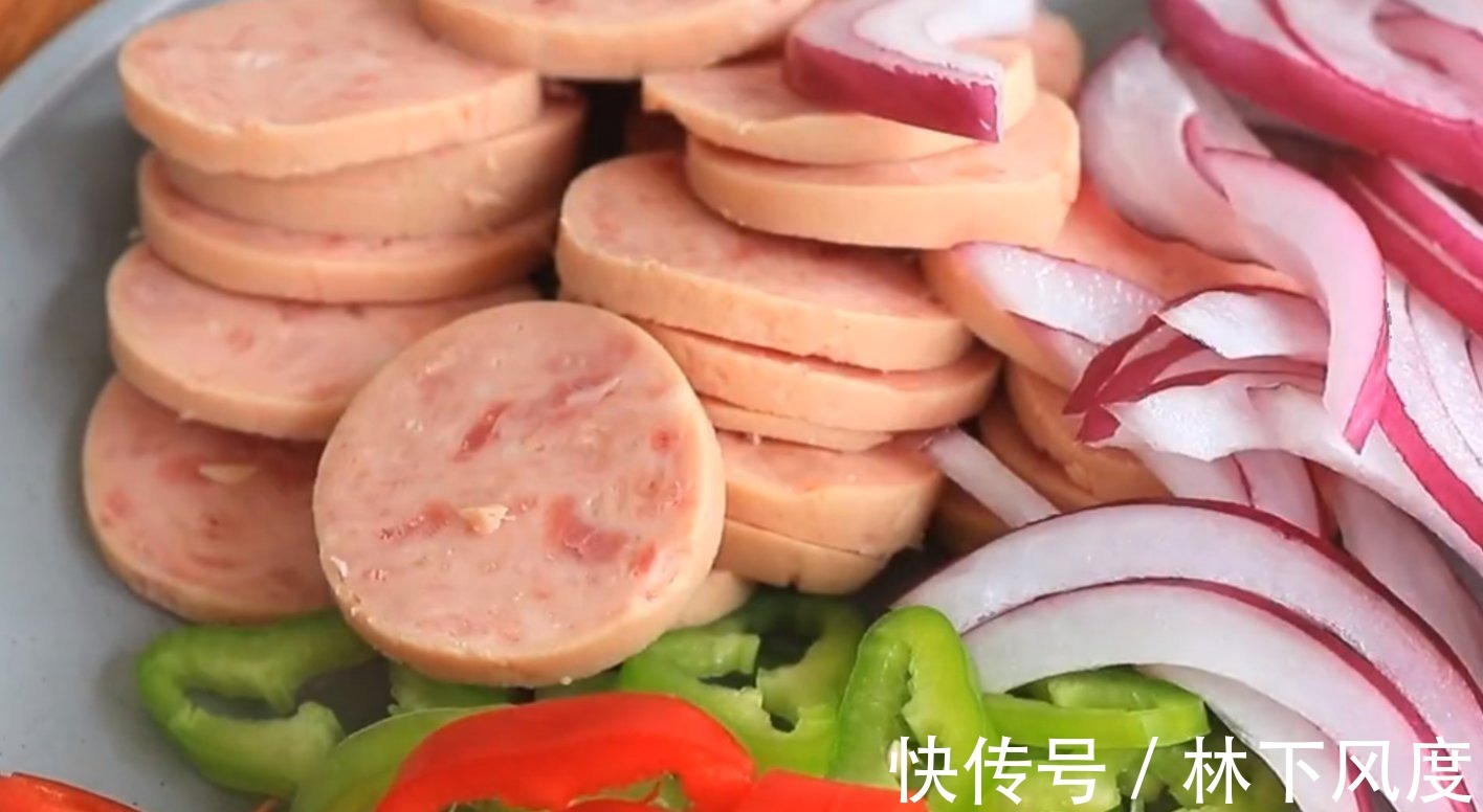 想吃披萨不用出去买，自己在家做，15块钱成本，做一次吃半月不坏