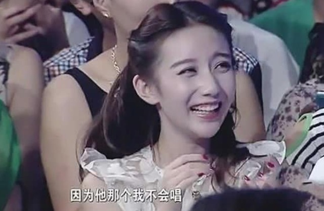 她原是《非誠勿擾》的觀眾,因長得美被星探發(fā)掘,搖身一變成演員