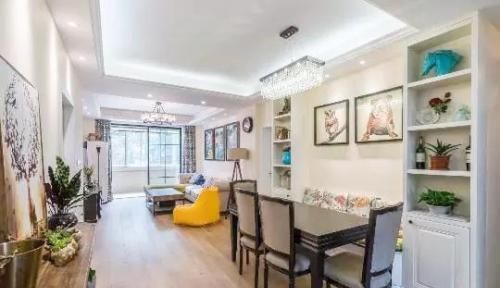 卡座|家里不要买餐桌了,头次见有钱人家装这种替代,懊悔没早些察觉