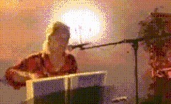 |搞笑GIF: 大姐你听解释 我真的不是故意撞上去的