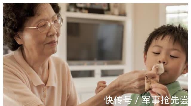 姥爷|过年去姥姥家还是奶奶家?听听孩子的回答,很现实也很清醒