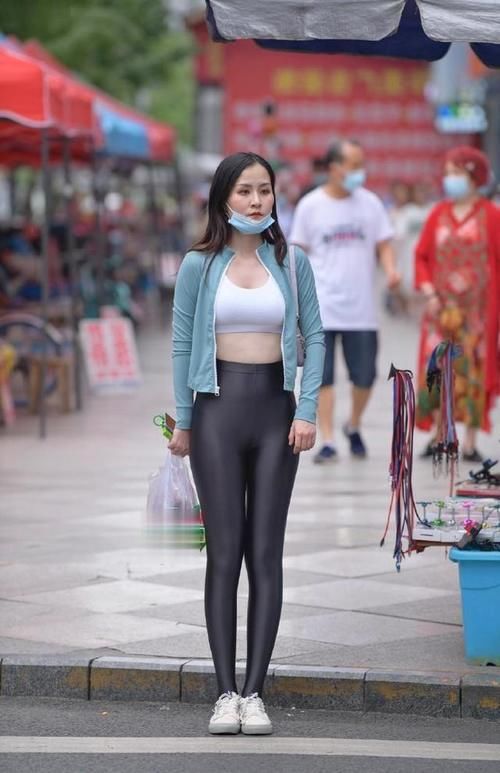 时尚街拍，美女穿上桃红色的连衣裙，高挑又时髦