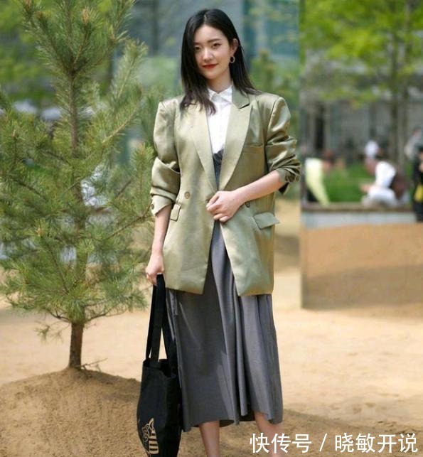 西服裤 越来越多女人喜欢穿绿色单品了,既减龄又好看,尽显优雅魅力