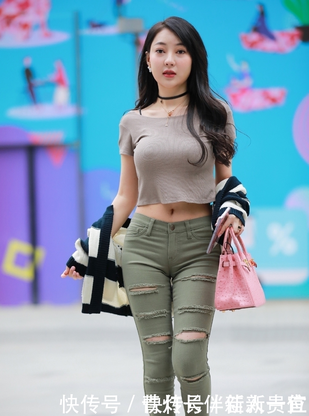 修身牛仔裤加点破洞才个性,气质女生都爱穿,轻松展现时尚美