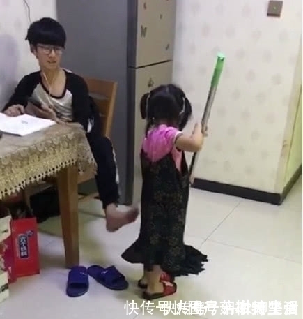 耳机|小学生妹妹拖地，踢了哥哥一脚，说了8个字，网友红了眼：真幸福
