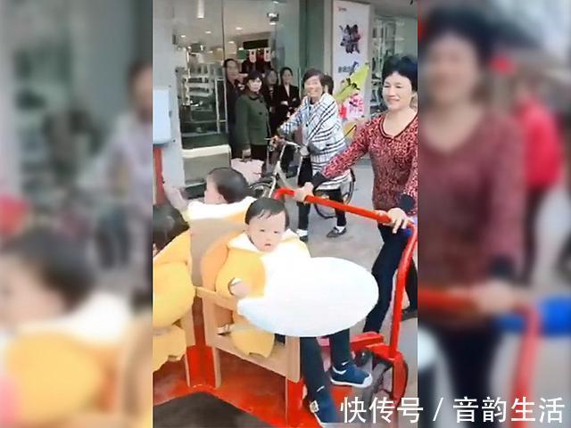幸福|家里有了三胞胎孙女后,奶奶上街的画风是这样的,网友:多幸福