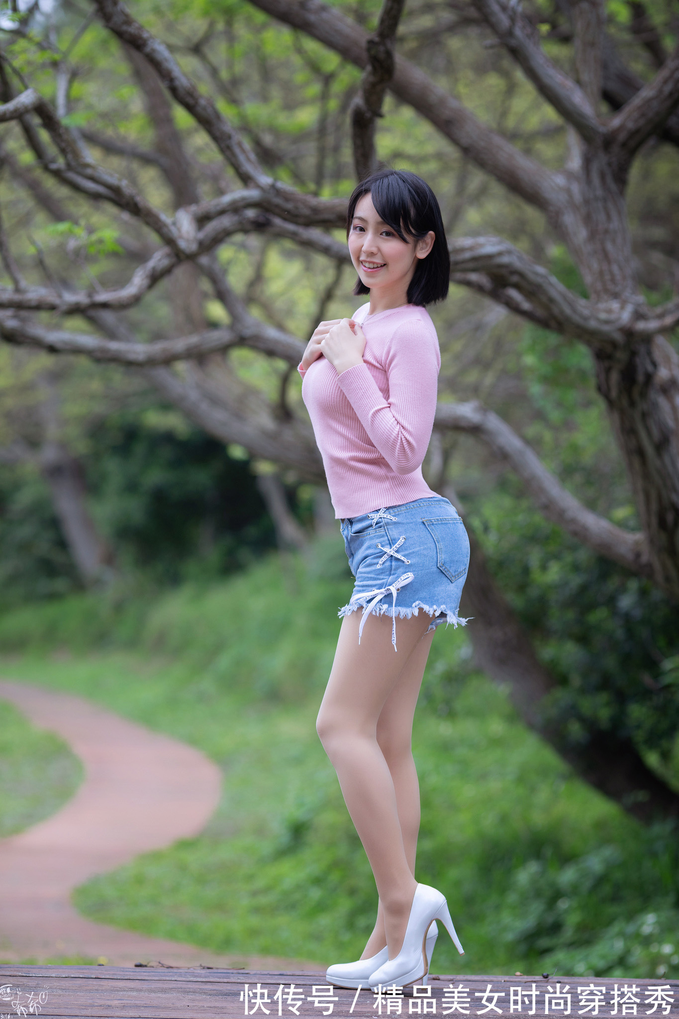 牛仔短裤|简单干练的冰丝衫，搭一条牛仔短裤，诠释了美女超凡脱俗的气质