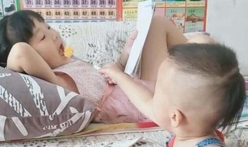 爸爸妈妈|“二郎腿姐姐”走红,网友开玩笑:弟弟原是少爷命却成了“仆人”