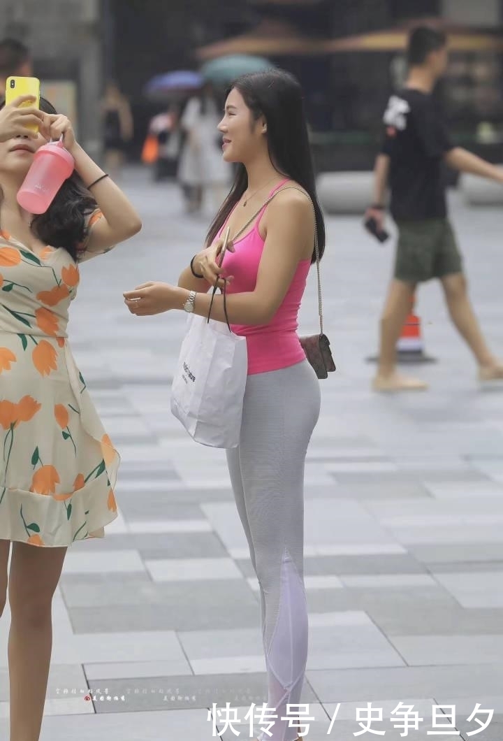 开挂|街拍:小姐姐秀长腿拉仇恨,这么穿你的人生也能开挂