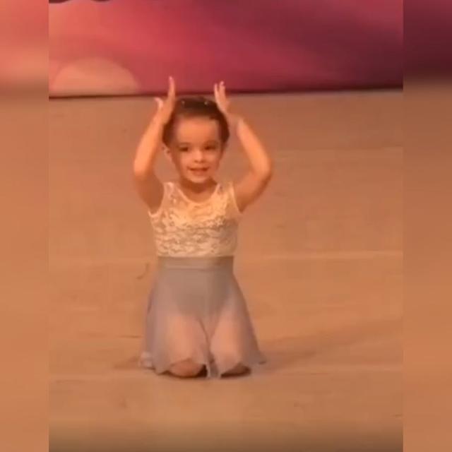 芭蕾|4岁小姑娘“跳芭蕾”火了,宛若一个小精灵,网友真的想偷过来