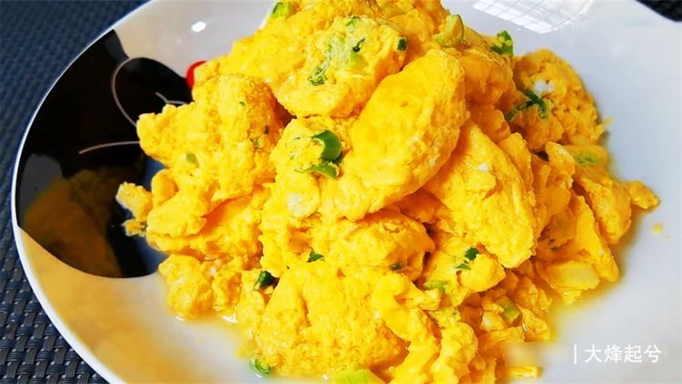 一碗清水也能炒鸡蛋？不用1滴油，鲜嫩好吃，即将失传的经典老菜