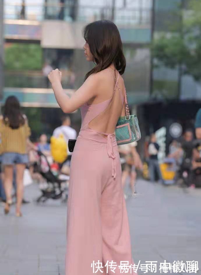 子女生 矮个子的连体裤穿搭示范,背部的设计十分吸睛,看起来俏皮又灵动